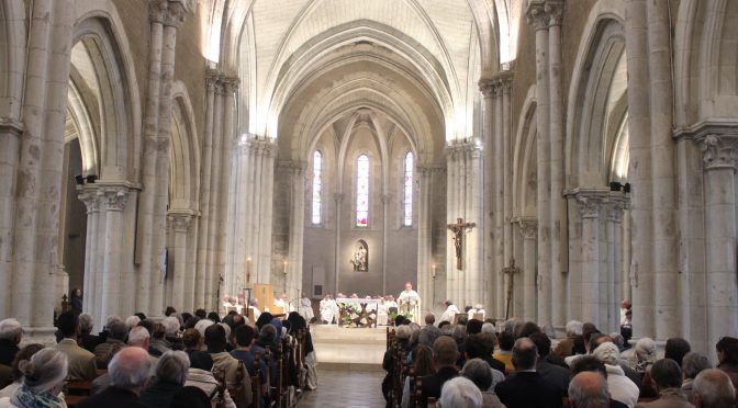 nef de l'église de Maylis remplie de chrétiens